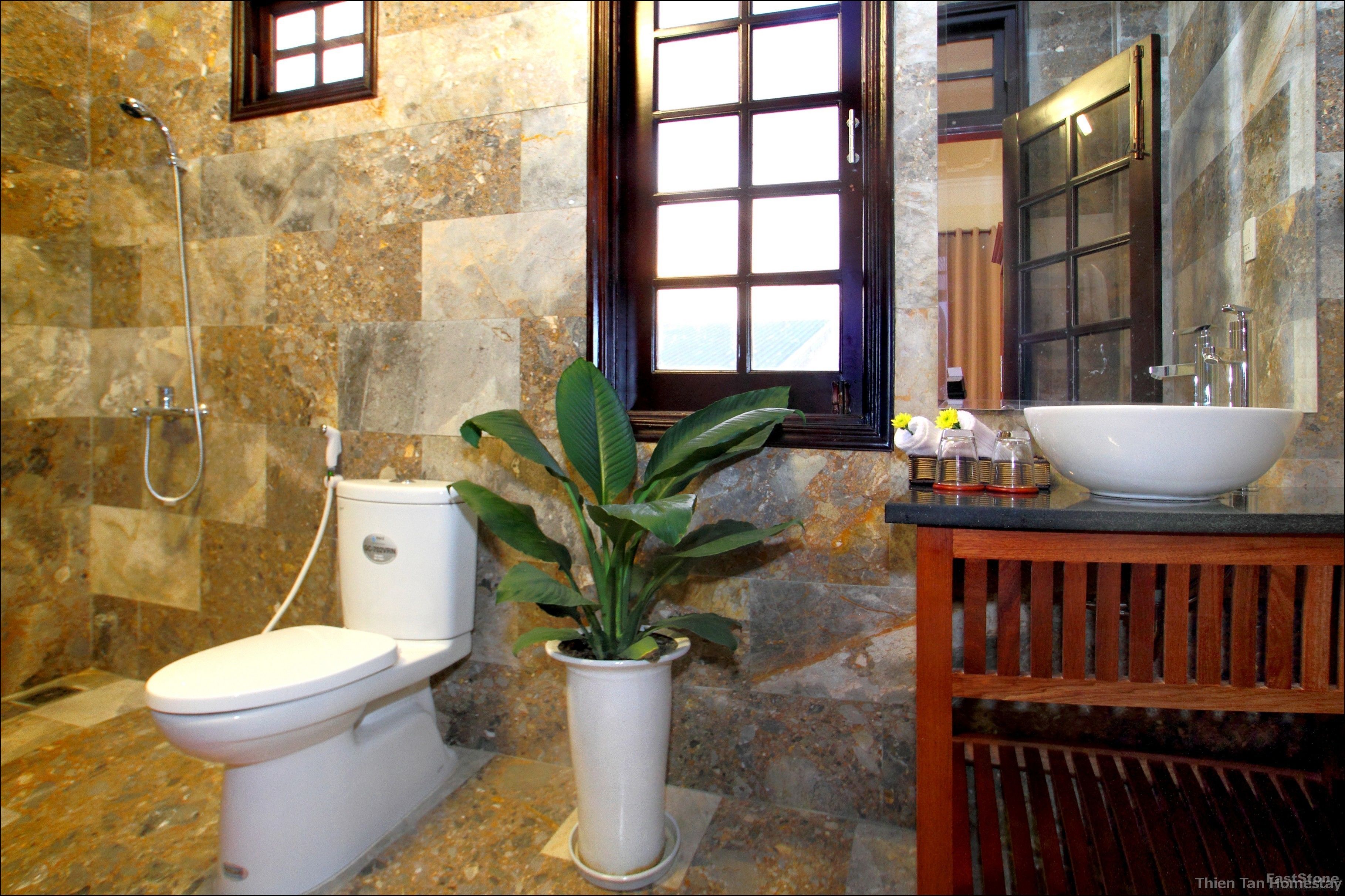 deluxe room | bathroom | shower, slippers, bidet, towels