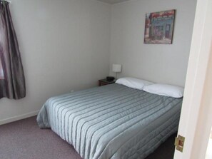 Suíte, 1 quarto | Wi-Fi de cortesia, roupa de cama, acesso para cadeiras de rodas