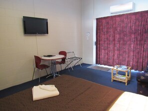 Studio | Free cribs/infant beds, free WiFi, bed sheets, wheelchair access