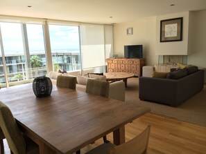 Appartement, 3 slaapkamers (Apt 306 Pool) | Woonruimte | Televisie