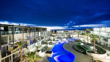 Fachada da propriedade à noite