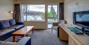 مساحة عمل للكمبيوتر المحمول وستائر تعتيم وتجهيزات عازلة للصوت