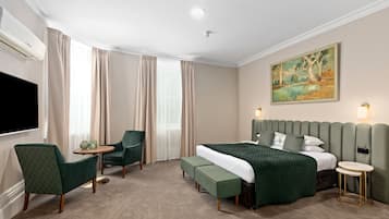 2 habitaciones, minibar, escritorio y espacio para trabajar con laptop