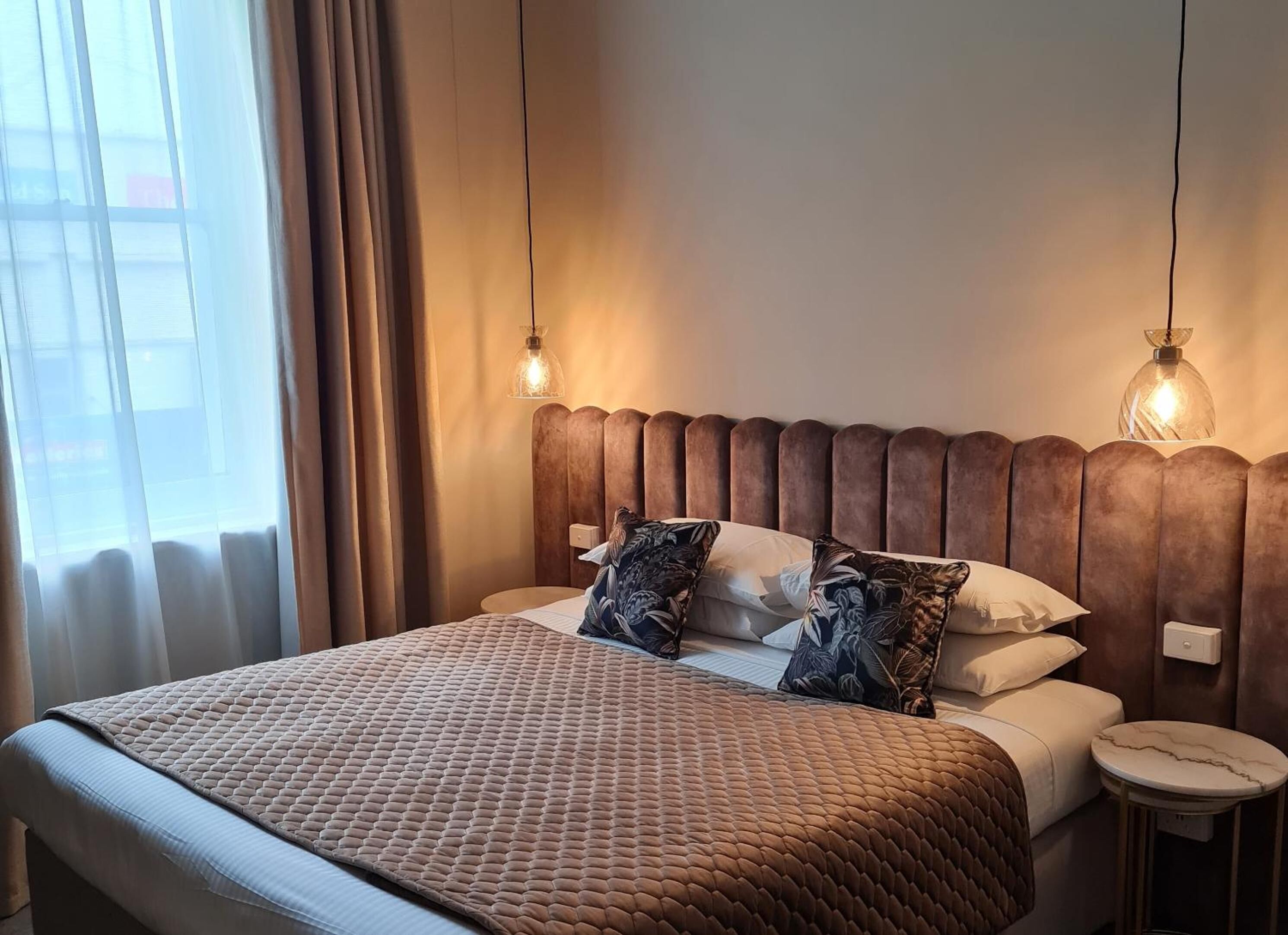 2 bedrooms, minibar, desk, laptop workspace