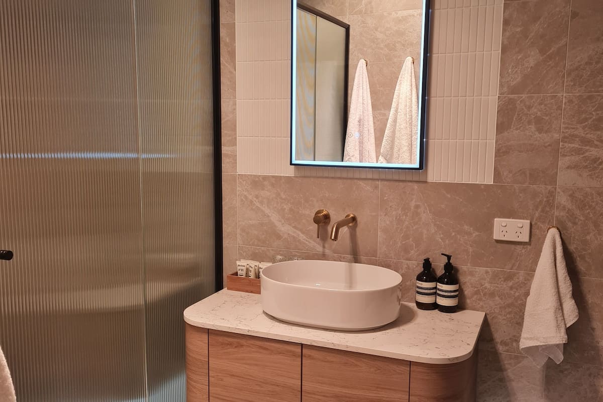 standard queen room | bathroom | shower, hair dryer, towels