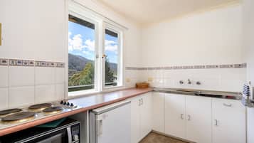 Réfrigérateur, micro-ondes, plaque de cuisson, cafetiÚre/bouilloire