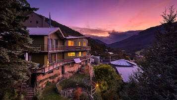 Fachada de la propiedad por la tarde o noche