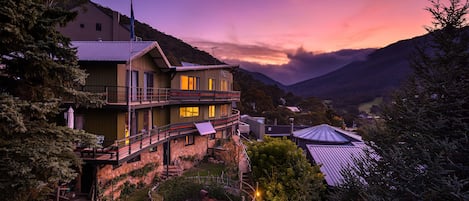 住宿正面 (夜晚)