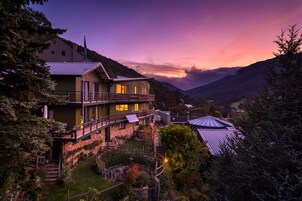 Fachada de la propiedad por la tarde o noche