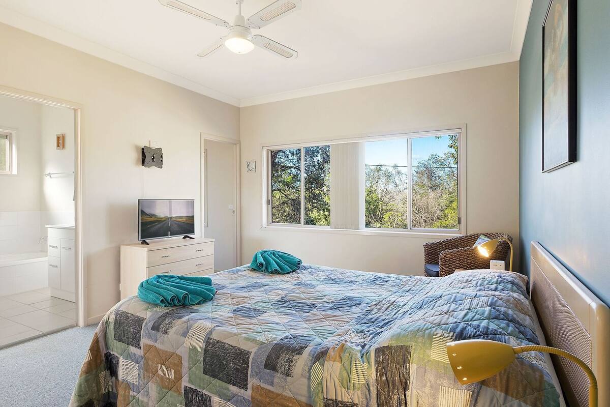 Standard Apartment, 2 Bedrooms | Individually decorated, individually furnished, iron/ironing board