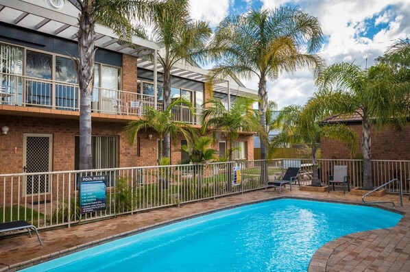 Outdoor pool - Beaches Apartments Merimbula (Merimbula)