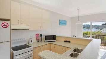 Standard Apartment, 3 Bedrooms | Private kitchen