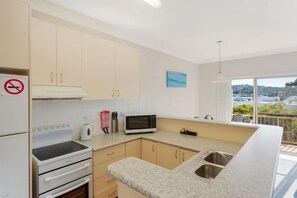 Apartamento standard, 3 quartos | Cozinha privada | Geladeira grande, micro-ondas, fogão, cooktop