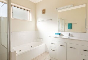 Standard Apartment, 2 Bedrooms | Bathroom | Separate tub and shower, jetted tub, hair dryer, towels