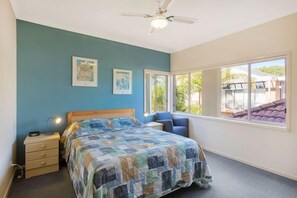 Standard Apartment, 3 Bedrooms | Individually decorated, individually furnished, iron/ironing board - Beaches Apartments Merimbula (Merimbula)