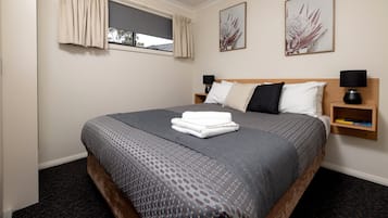 Two Bedroom Cabin - Dulcot | Blackout curtains, soundproofing, free cots/infant beds, free WiFi