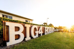 Une grande enseigne extérieure portant l’inscription « BIG4 HOBART ».