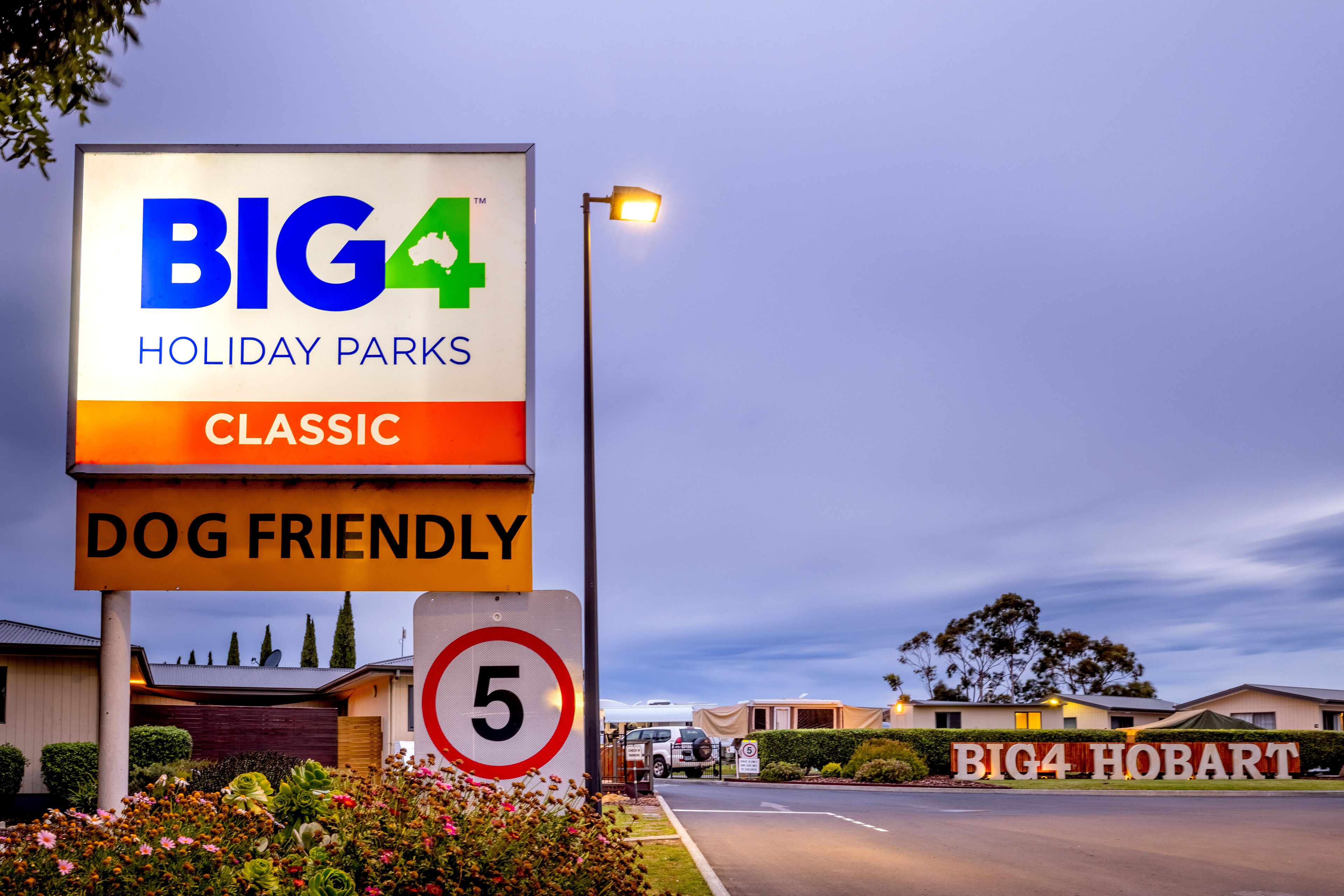 Schild für Big 4 Holiday Parks Classic, hundefreundlich, mit Geschwindigkeitsbegrenzung von 5.