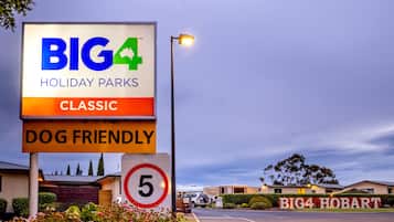 Schild für Big 4 Holiday Parks Classic, hundefreundlich, mit Geschwindigkeitsbegrenzung von 5.