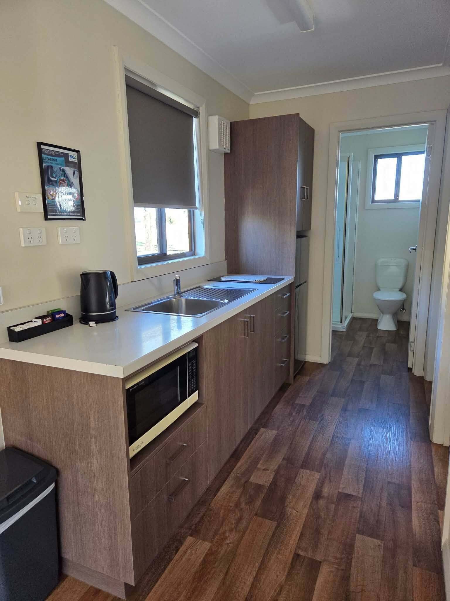 Two Bedroom Cabin - Cambridge | Private kitchen