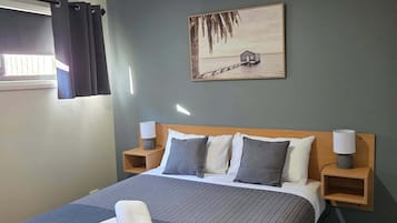 Two Bedroom Cabin - Richmond | Blackout curtains, soundproofing, free cots/infant beds, free WiFi
