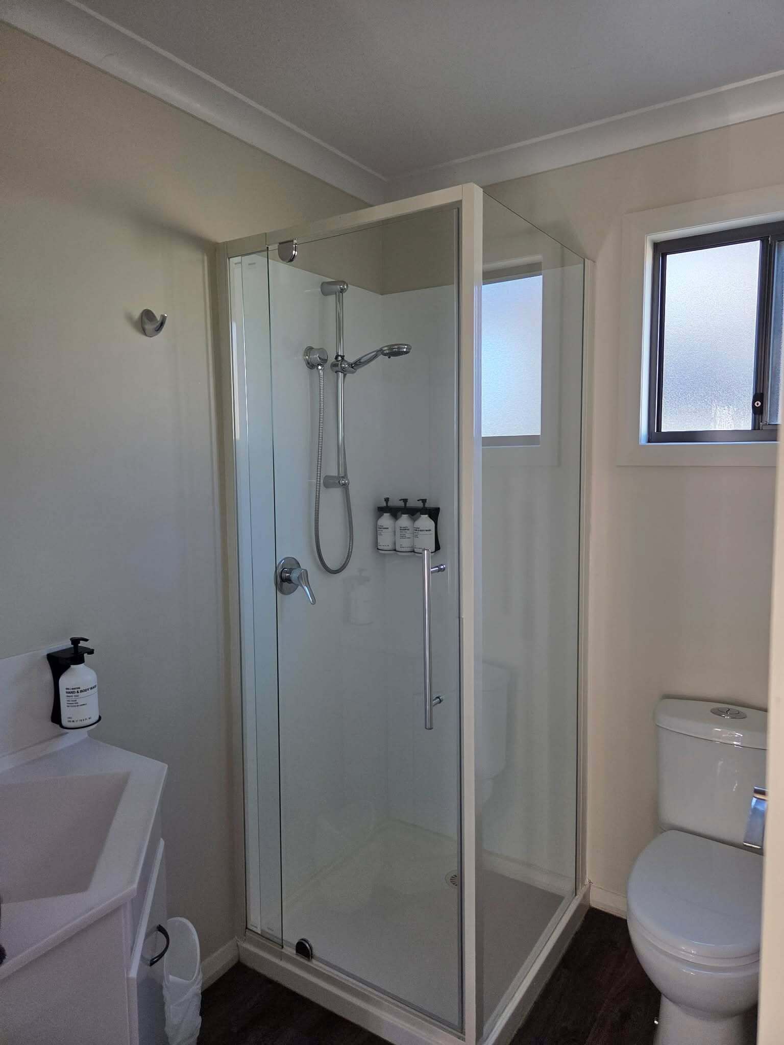 Eine begegnete Dusche mit Duschkopf und Brausearmatur.