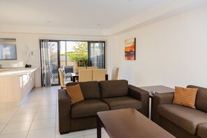 Standard Apartment, Multiple Bedrooms, Non Smoking, Kitchen (3 Bedroom Apartment) | Interior detail - Gladstone Heights Executive Apartments (Gladstone)