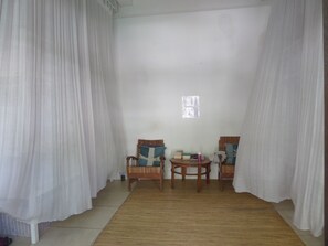 Felles sovesal – deluxe, ikke-røyk, delt bad (Deluxe Dorm) | Oppholdsområde | TV og DVD-spiller