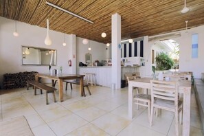 Breakfast, lunch and dinner served - The Island Hotel Bali - Hostel (Legian)