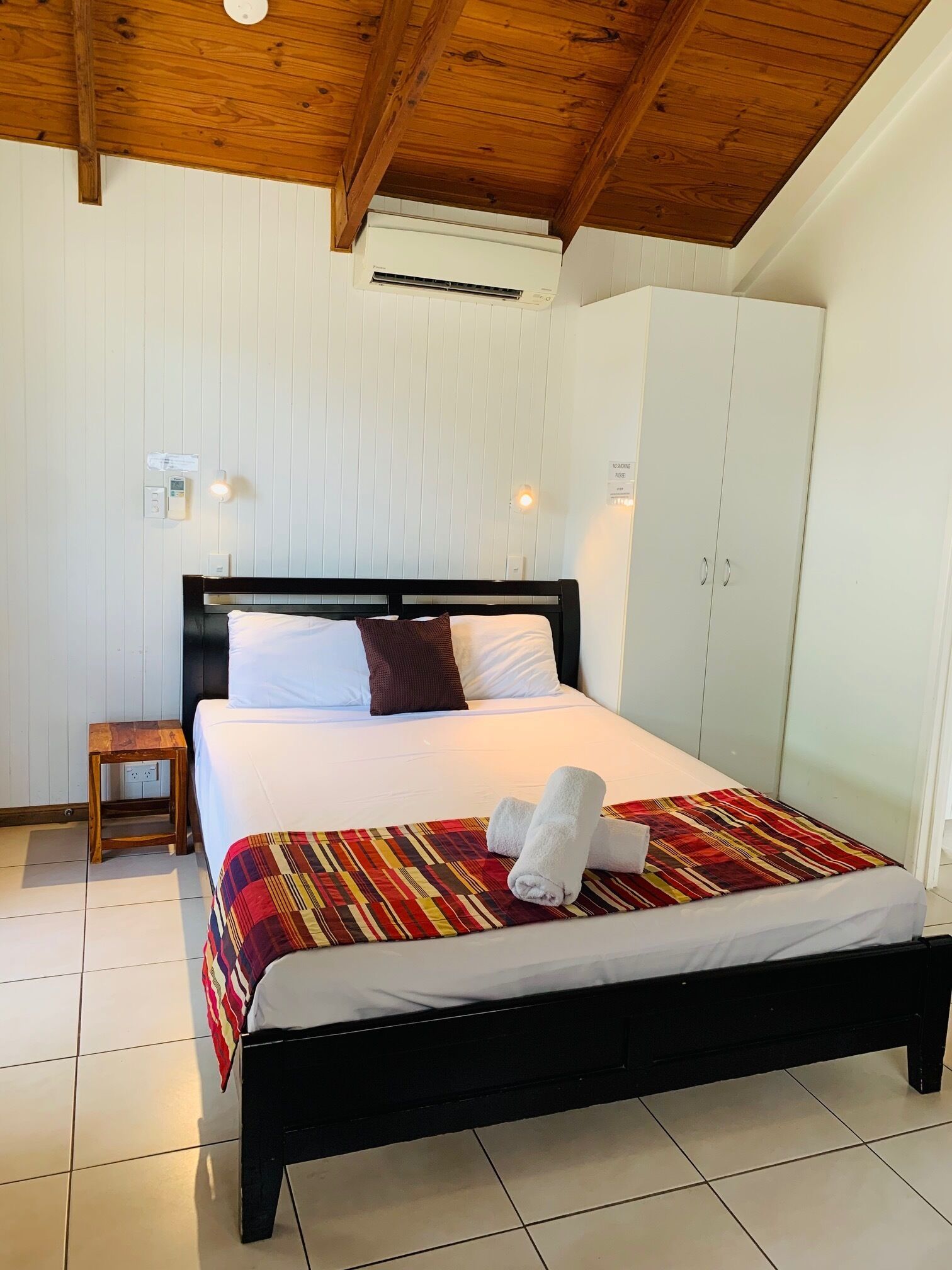 Studio, 1 queensize-seng med sovesofa | Lydisolert, strykejern/-brett, barnesenger og sengetøy