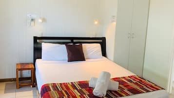 Queen Studio | Soundproofing, iron/ironing board, cots/infant beds, bed sheets