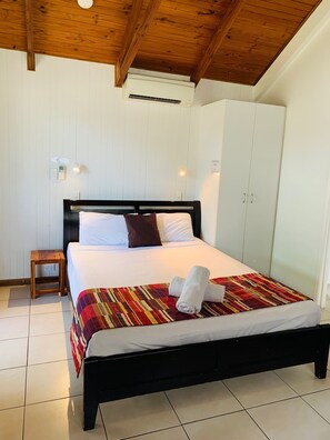 Sistema de insonorización, tabla de planchar con plancha y cunas