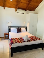 Sistema de insonorización, tabla de planchar con plancha y cunas 