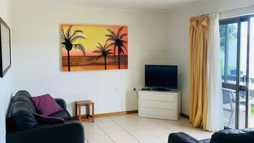 Appartamento, 2 camere da letto | Area soggiorno | TV a schermo piatto