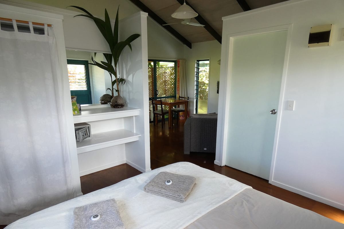 Bungalow | In-room safe, iron/ironing board, travel crib, free WiFi