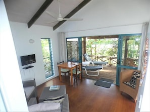 TV, DVD player, toys, books - Aroa Kainga Bungalows (Rarotonga)