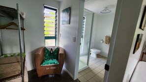 Un baño con inodoro, toallero y zona de ducha.