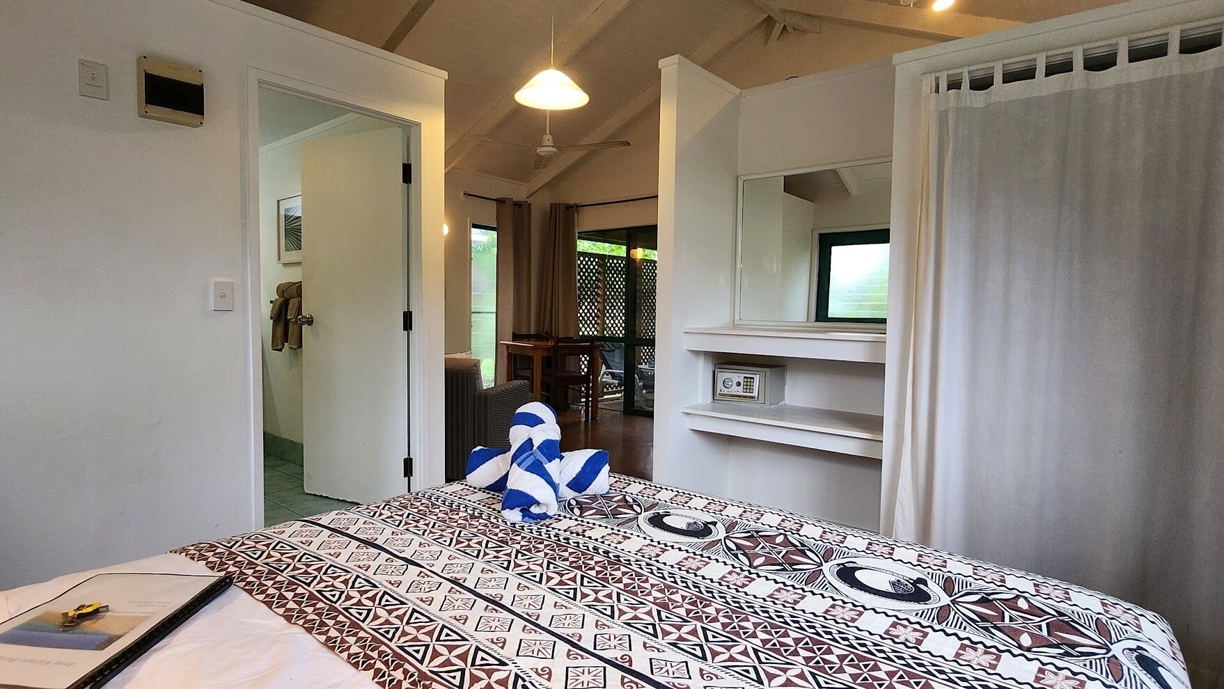 Bungalow | In-room safe, iron/ironing board, free WiFi, bed sheets