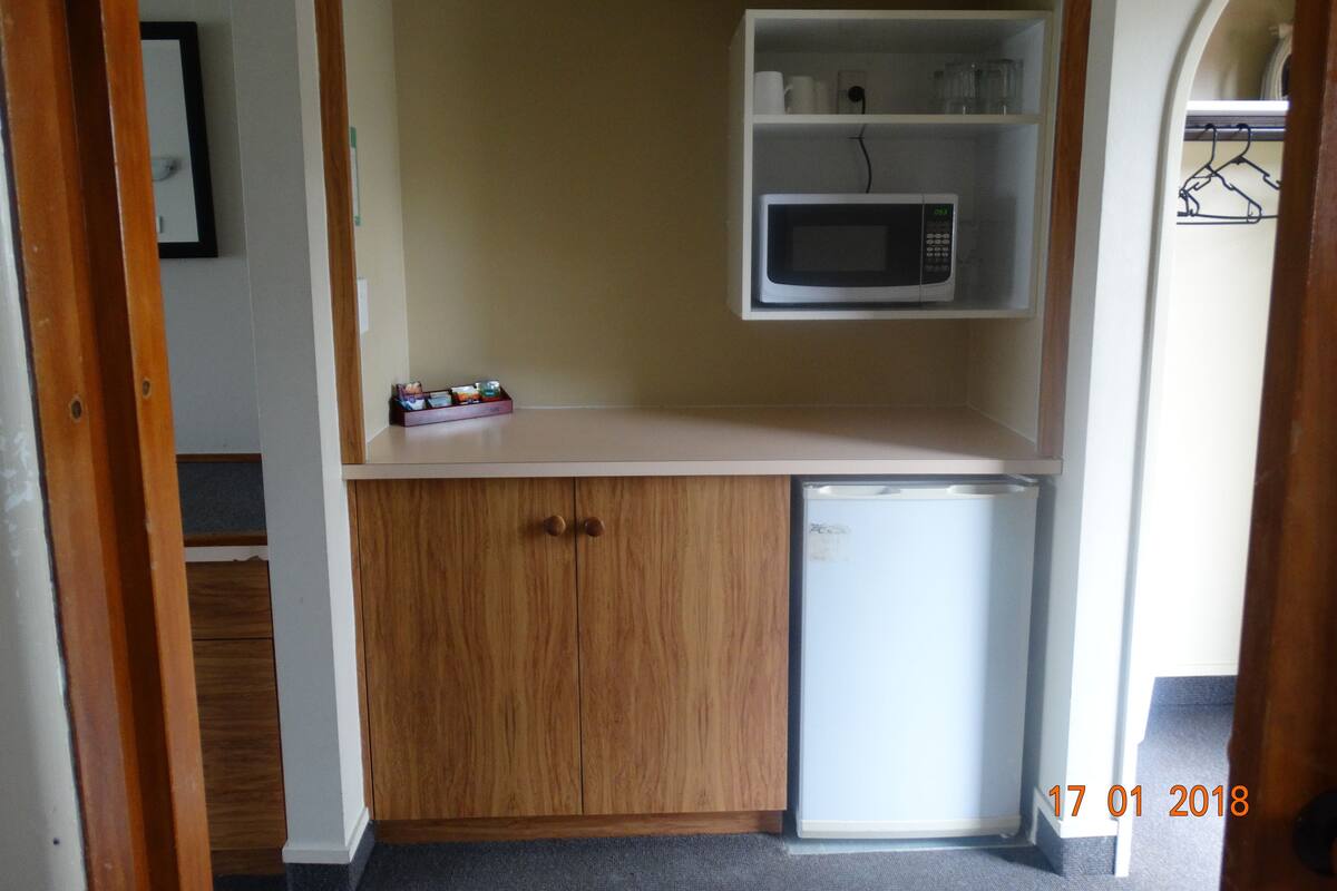Wasserkocher mit Kaffee-/Teezubehör, Kühlschrank, Mikrowelle