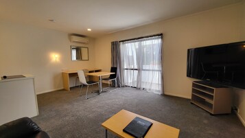 Deluxe Room, 1 Bedroom, Hot Tub | Living area