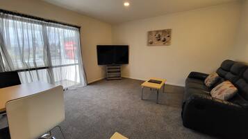 Deluxe Room, 1 Bedroom, Hot Tub | Living area
