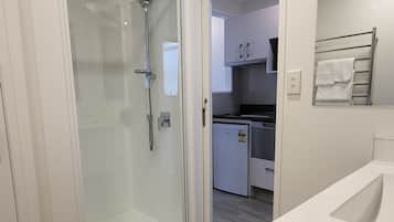 Apartamento estándar, 2 habitaciones (2 Storey) | Baño | Secador de pelo y toallas