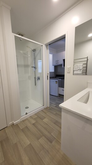 Standaard appartement, 2 slaapkamers (2 Storey) | Badkamer | Een haardroger, handdoeken