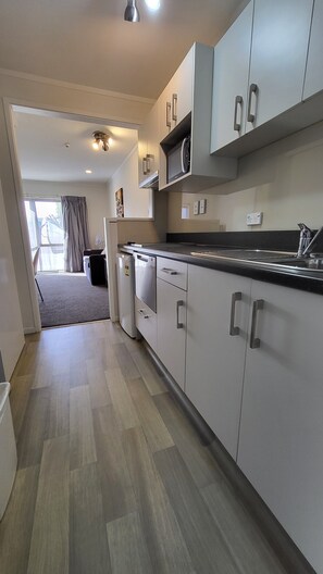 2 Storey, 2 Bedroom Unit | Private kitchen | Microwave, coffee/tea maker, electric kettle, toaster - Manukau Motor Lodge (Auckland)