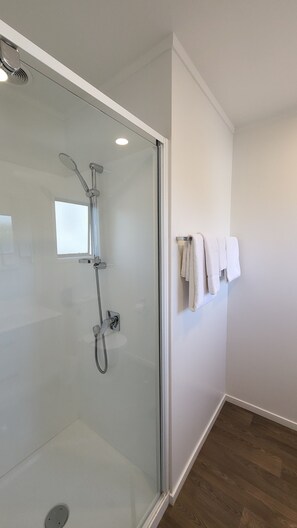 Standard Twin Room, Ensuite (Studio - Twin) | Bathroom - Manukau Motor Lodge (Auckland)