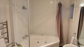 Standard Studio, Hot Tub (Studio - Spa) | Bathroom