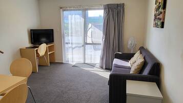 Standard-Apartment, 2 Schlafzimmer (2 Storey) | Wohnbereich | 32-Zoll-LED-Fernseher mit Digitalempfang, Fernseher