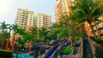 Una piscina al aire libre