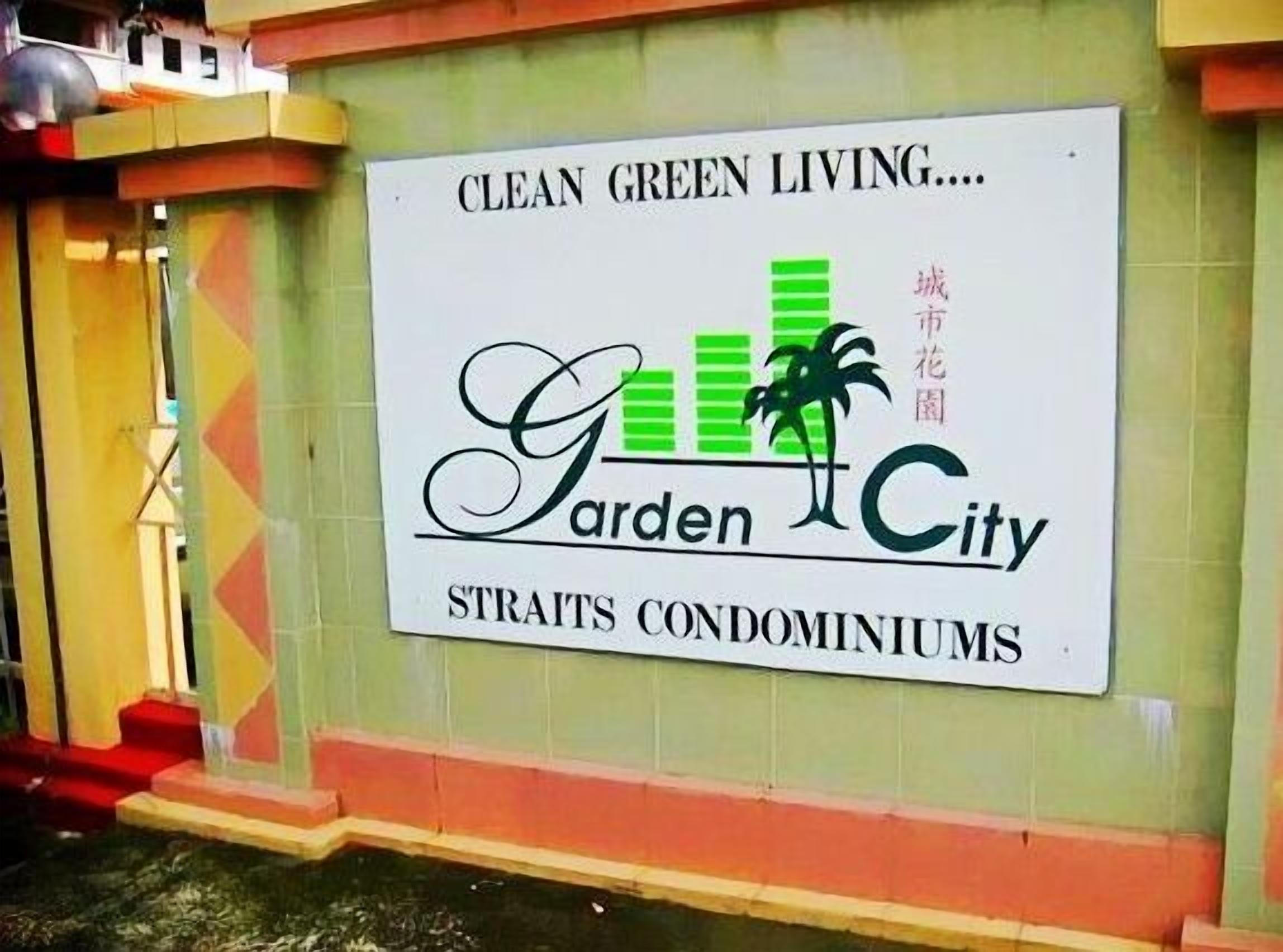 Une affiche faisant la publicité des appartements en copropriété de Garden City Straits, mettant en avant un mode de vie écologique et sain.