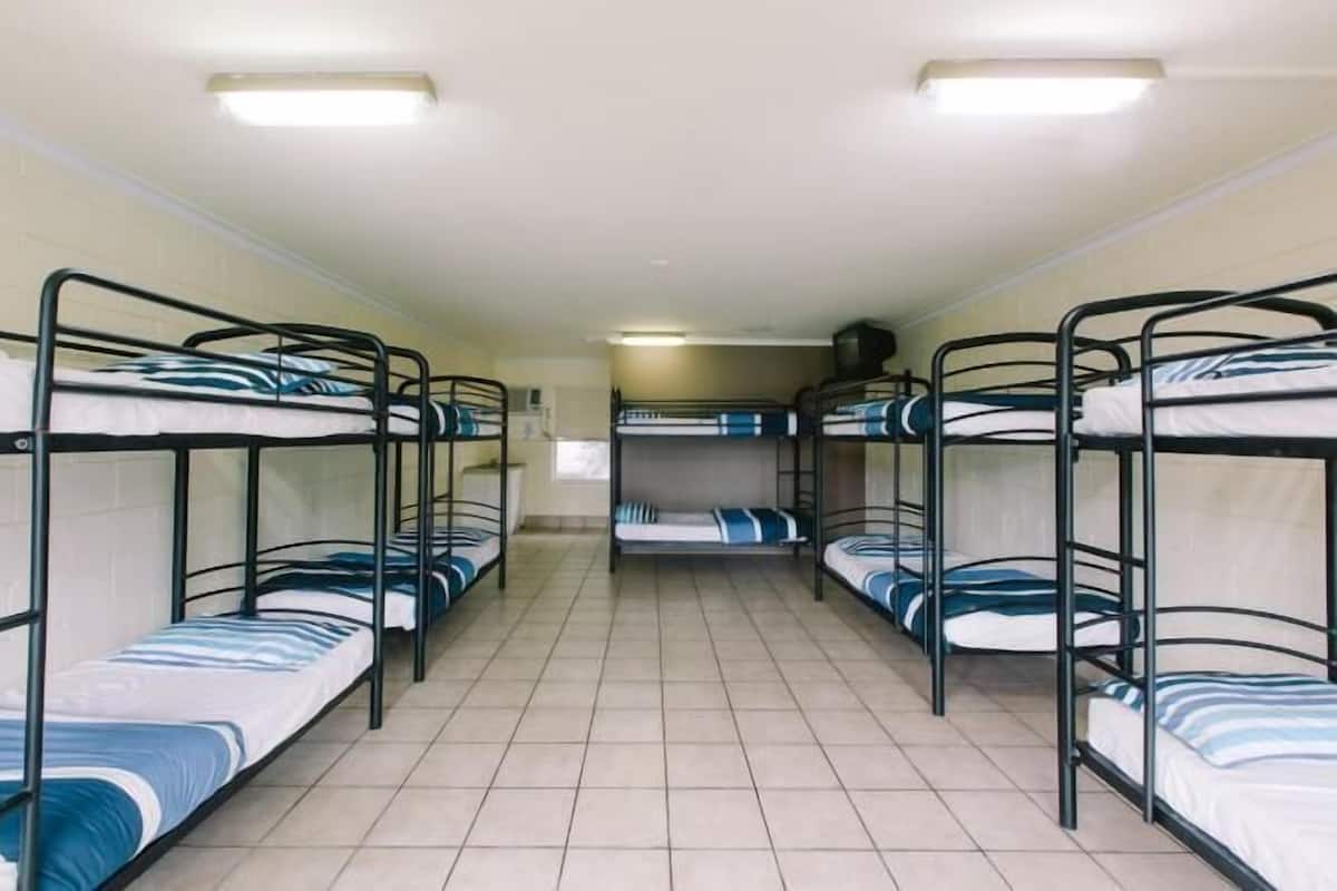 Habitación estándar, balcón (10 Share Mixed Dorm) | Wifi y ropa de cama